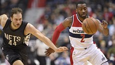 John Wall z Washingtonu (vpravo) upřeně sleduje balón, stíhá ho Bojan... John Wall z Washingtonu (vpravo) upřeně sleduje balón, stíhá ho Bojan...