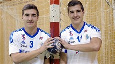 BRATŘI K NEROZEZNÁNÍ. Jan Rajnoha (s číslem 11) a jeho o minutu mladší bratr... BRATŘI K NEROZEZNÁNÍ. Jan Rajnoha (s číslem 11) a jeho o minutu mladší bratr...
