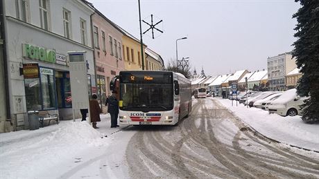 Autobus mstské dopravy na Karlov námstí v Tebíi.