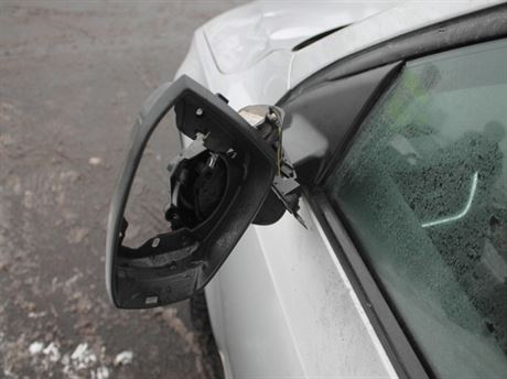 Z náklaáku spadl kus ledu na projídjící auto, které pokodil.