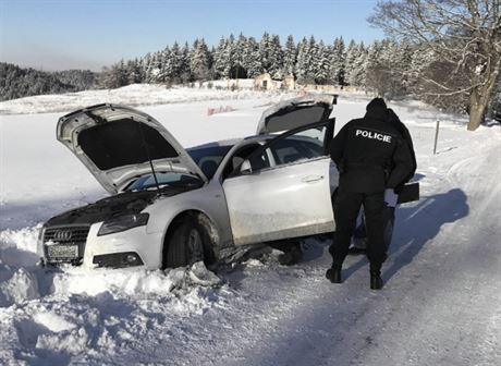 Zlodj zapadl s kradeným autem do snhové závje nedaleko Podstrání na...