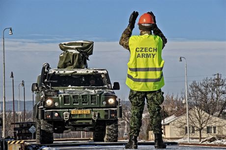 Nakládání vozidla Iveco na vlak ped odjezdem do Pobaltí