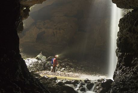 etí jeskyái narazili v ín napíklad na tuto ponorovou jeskyni, dlouhou...