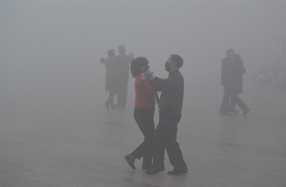 ínu zahalil smog, nkteí se vak nevzdávají denní rutiny. (3. ledna 2017)