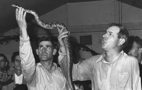 Rituál dotýkání se had v Kentucky v roce 1946
