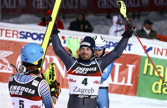 Italský lya Manfred Mölgg po vítzství ve slalomu v Záhebu.