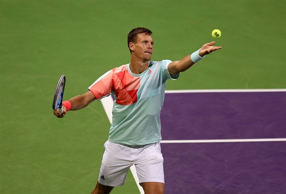 Tomá Berdych se chystá na podání ve tvrtfinále turnaje v Dauhá.