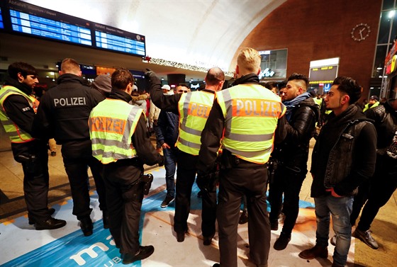 Policisté kontrolují na nádraí mladé mue bhem silvestrovských oslav (1....