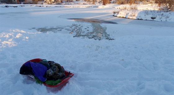 Chlapec se v pátek propadl ledem na rybníku v Sokolov (6. ledna 2016).