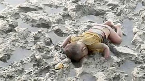 Snímek utonulého rohingského chlapce, který zemel na útku z Barmy.
