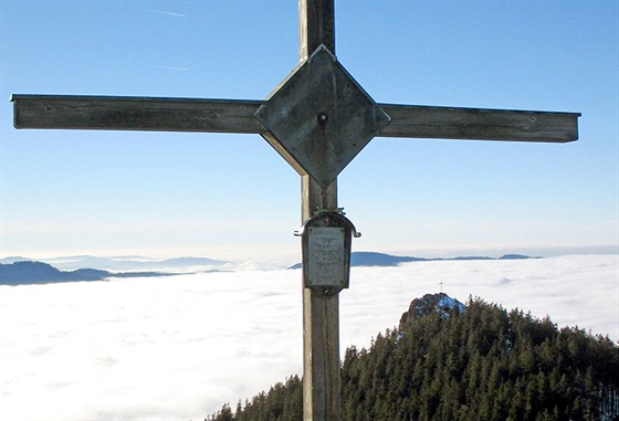 Kí na vrcholu Velkého Ostrého (Grosser Osser). V pozadí je vidt Malý Ostrý...