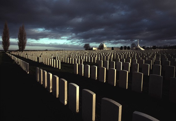 Tyne Cot u osady Zonnebeke je nejvtí válený hbitov uchovávající ostatky...