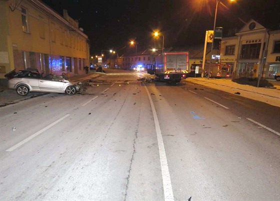 Smrtelná nehoda osobního a nákladního vozidla na Uherskohradisku.