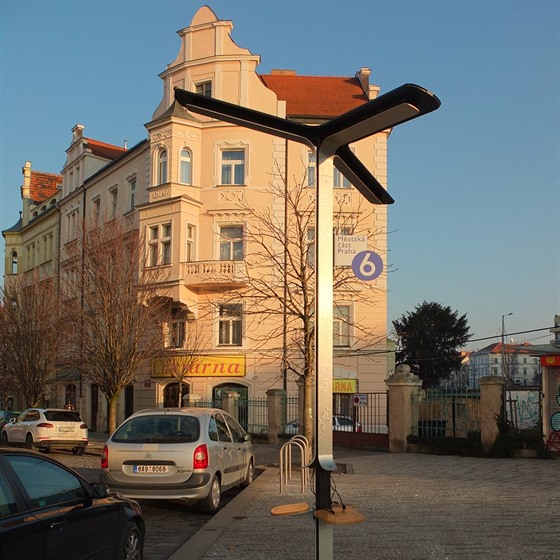 Solární nabíjeka u metra Hradanská