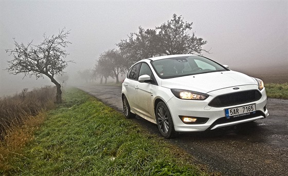 Velmi tvrdý Focus RS, co má 320 koní a driftovací mód.