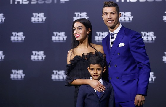 Cristiano Ronaldo na galaveer FIFA do Curychu dorazil se synem a pítelkyní...