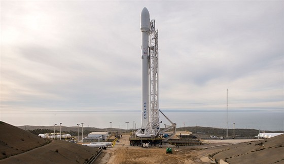 Raketa Falcon 9 pipravená na ramp na Vanderbergov základn;