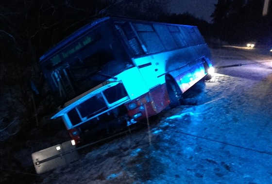Autobus u Berouna vyjel ze silnice a zstal stát naklonný u silnice (6.1.2017).