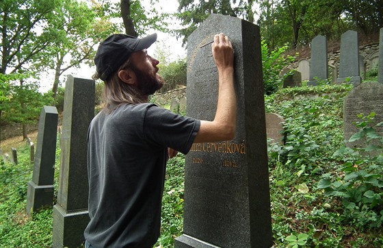 Václav Fred Chvátal obnovuje náhrobek na jednom ze idovských hbitov.