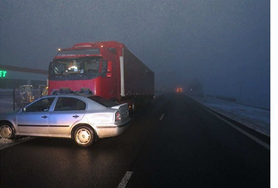 idi v mlze pehlédl autobus a pedjídl.