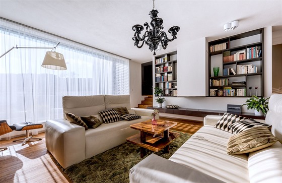 Obývací pokoj zaídili architekti nábytkem z pedchozího bydlení a doplnili jej...