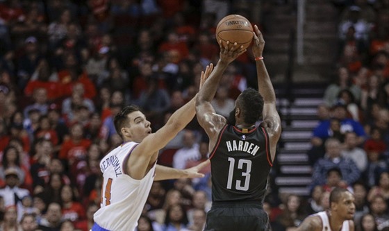 Houstonský basketbalista James Harden (vpravo) stílí na ko NEw Yorku pes...