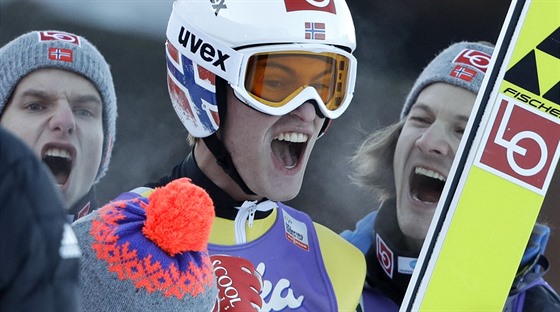 Norský skokan na lyích Daniel André Tande se raduje z triumfu ve druhém závod...