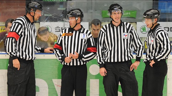 eský árový rozhodí Libor Suchánek (vpravo) si vyzkouí zámoskou AHL.