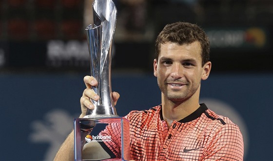 Grigor Dimitrov s trofejí pro vítze turnaje v Brisbane.