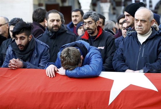 V Istanbulu u zaaly pohby prvních obtí útoku v noním klubu Reina. Podle...