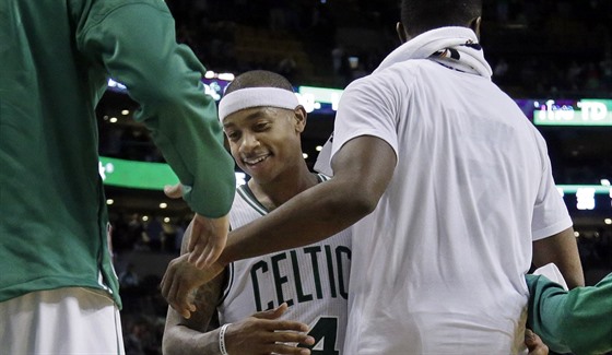 Isaiah Thomas pijímá gratulace od bostonských spoluhrá k...