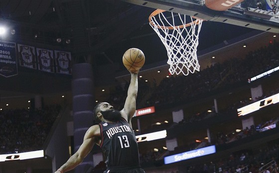 James Harden z Houstonu smeuje do koe New Yorku.