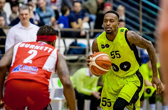 Kevin Ware (vpravo) z Brna hledá cestu pes pardubického Domineze Burnetta.