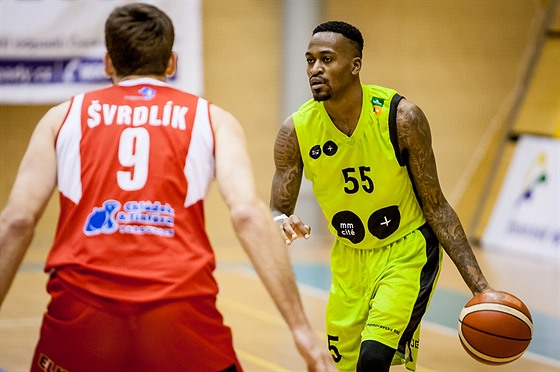 Kevin Ware (vpravo) z Brna hledá cestu pes pardubického Kamila vrdlíka.