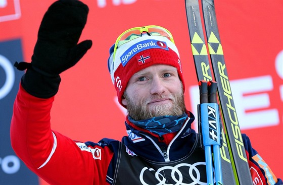 Martin Johnsrud Sundby slaví triumf v 6. etap Tour de Ski.