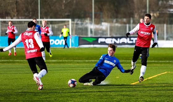 Momentka z utkání Tipsport ligy mezi Brnem (modrá) a Pardubicemi