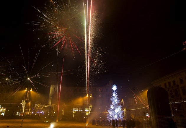 Na brnnském námstí Svobody létaly po silvestrovské plnoci rachejtle desítky...