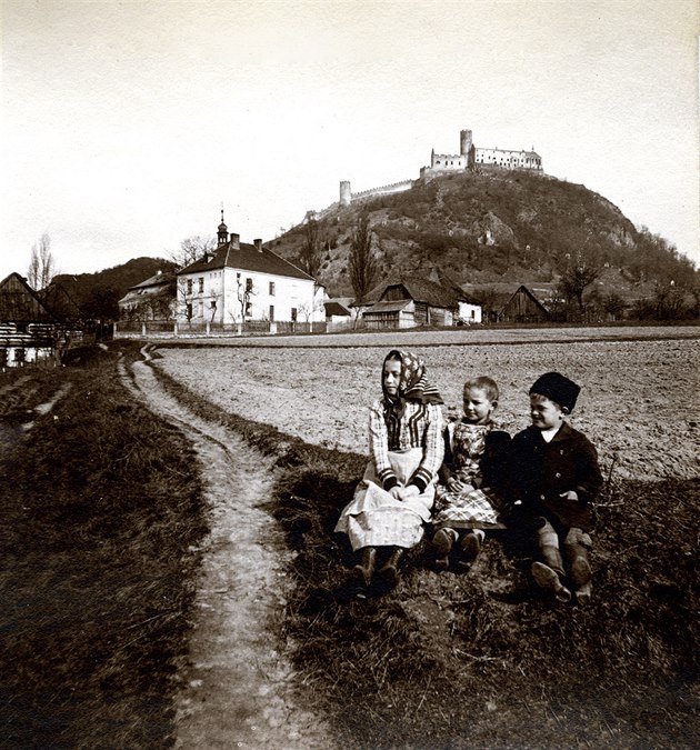 Hrad Bezdz na eskolipsku s vesniany kolem roku 1895