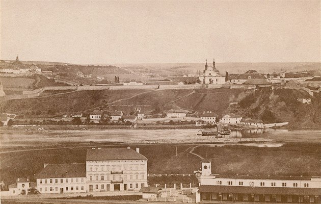 Panorama zachycující Vyehrad pochází asi z roku 1865, autor snímku není znám....