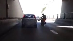 Rychlý trest pro motorkáe, který kopl do auta