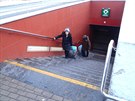 Portýr, který má ve stanici metra Nádraí Veleslavín lidem pomáhat se zavazadly...