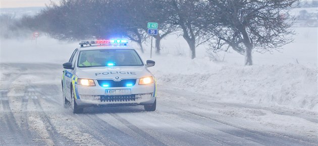 Policie dohlíží na provoz na zasněžených silnicích. Policie dohlíží na provoz na zasněžených silnicích.