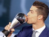 Cristiano Ronaldo se lask s novou trofej pro nejlepho fotbalistu roku podle...