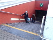 Portýr, který má ve stanici metra Nádraí Veleslavín lidem pomáhat se zavazadly...
