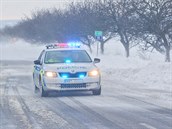 Policie dohlíží na provoz na zasněžených silnicích. Policie dohlíží na provoz na zasněžených silnicích.