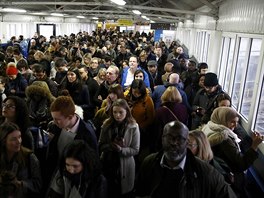 Metro v Londýn se neotevelo. Zamstnanci stávkují. (9.1. 2017)