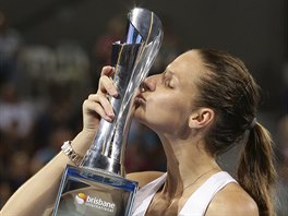 POLIBEK VTZKY. Karolna Plkov s trofej pro ampionku turnaje v Brisbane.