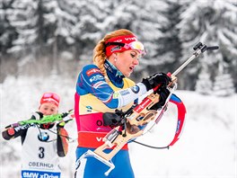 Gabriela Koukalov se chyst na stelbu bhem zvodu s hromadnm startem v...