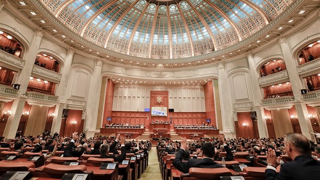 Rumunsk parlament hlasoval o dve nov vld premira Sorina Grindeanua. (4.ledna 2017)