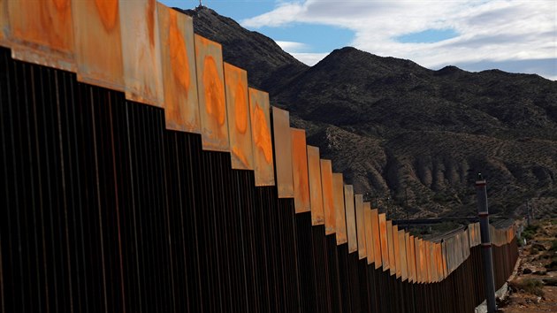 Jedna z st ji stojcho plotu na hranicch Spojench stt a Mexika (9.11. 2016)